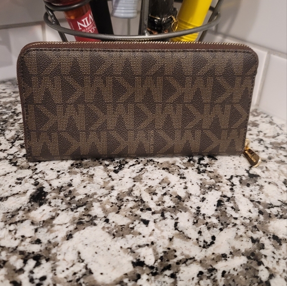Michael Kors Large Logo Continental Wallet - Picture 4 of 8